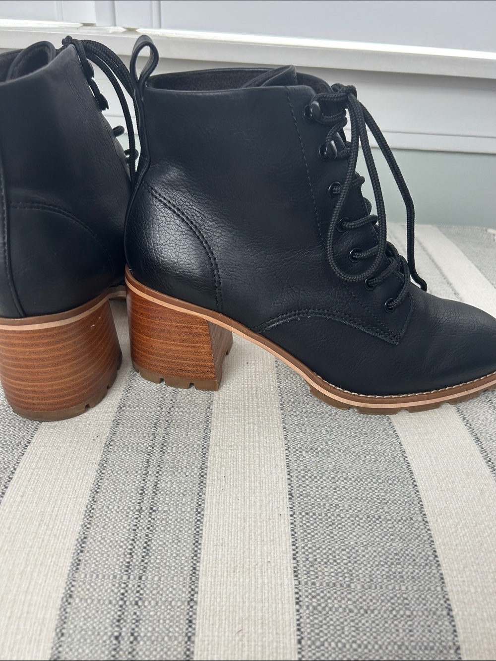 Korks Black Lace-Up Leather Ankle Boots with Tan Welt - Picture 4 of 7
